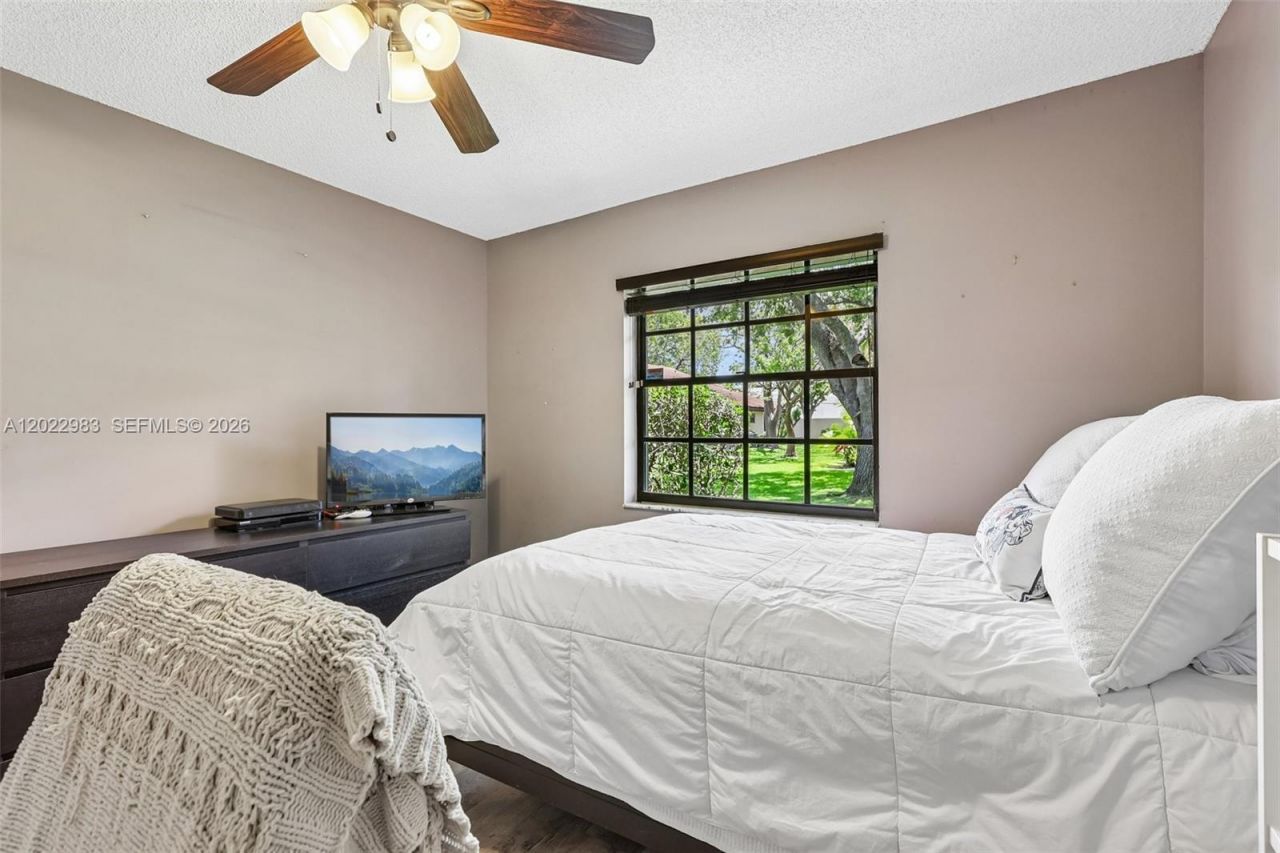 8927 W Sunrise Blvd, Plantation, FL 33322 Photo