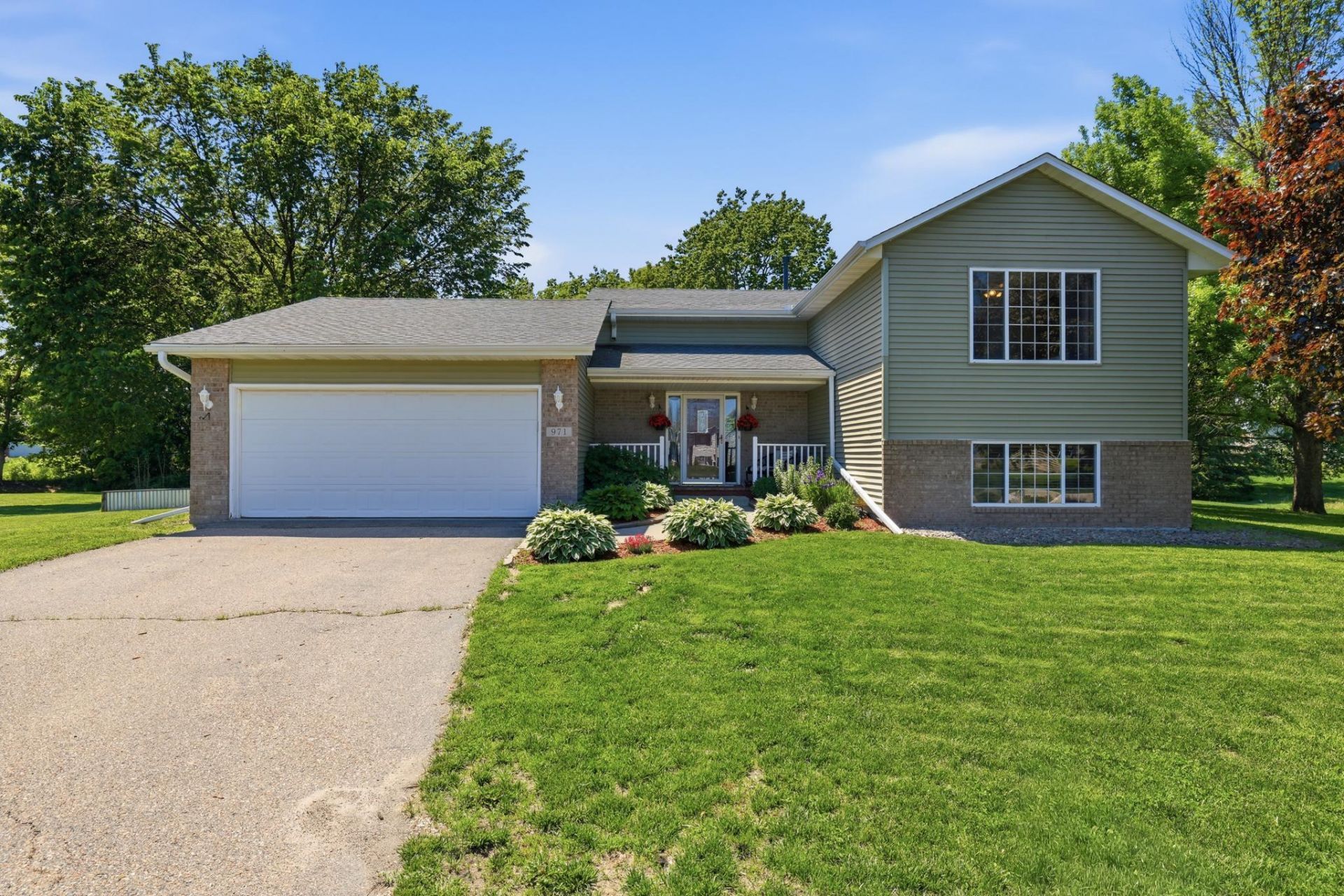971 Lacy Court, Belle Plaine, MN 56011