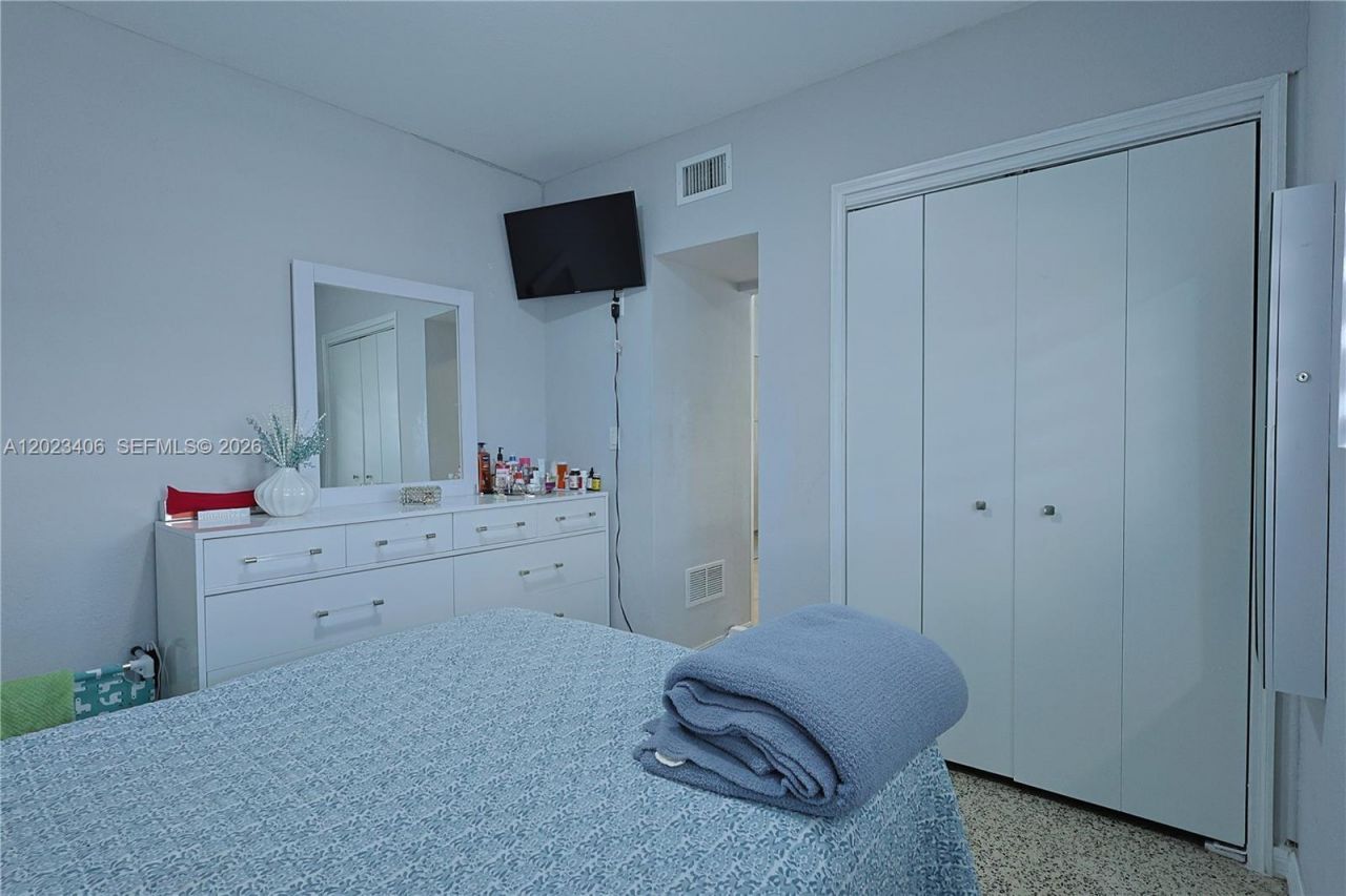 330 W 44th St, Hialeah, FL 33012 Photo