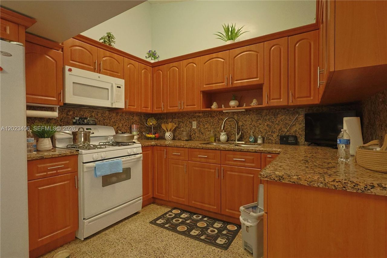 330 W 44th St, Hialeah, FL 33012 Photo