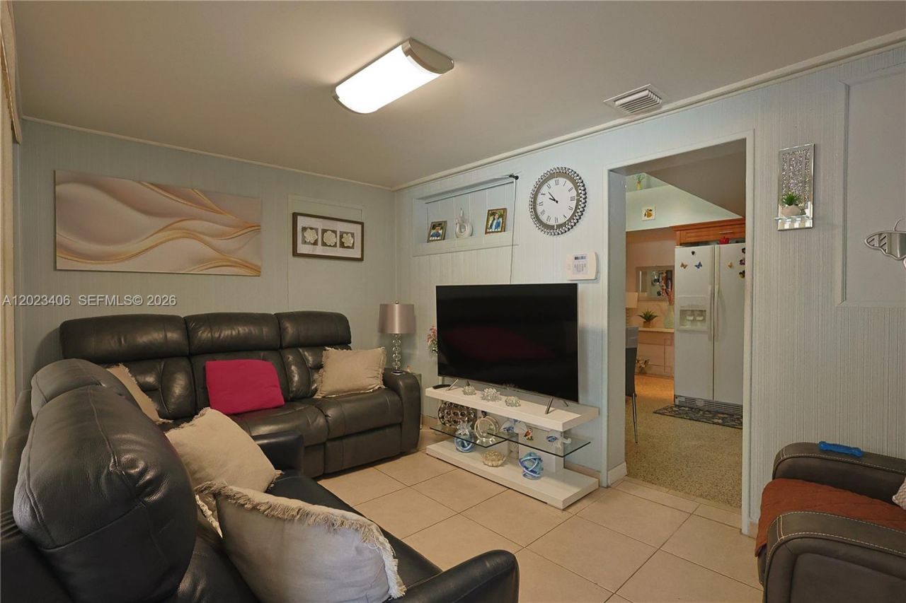 330 W 44th St, Hialeah, FL 33012 Photo