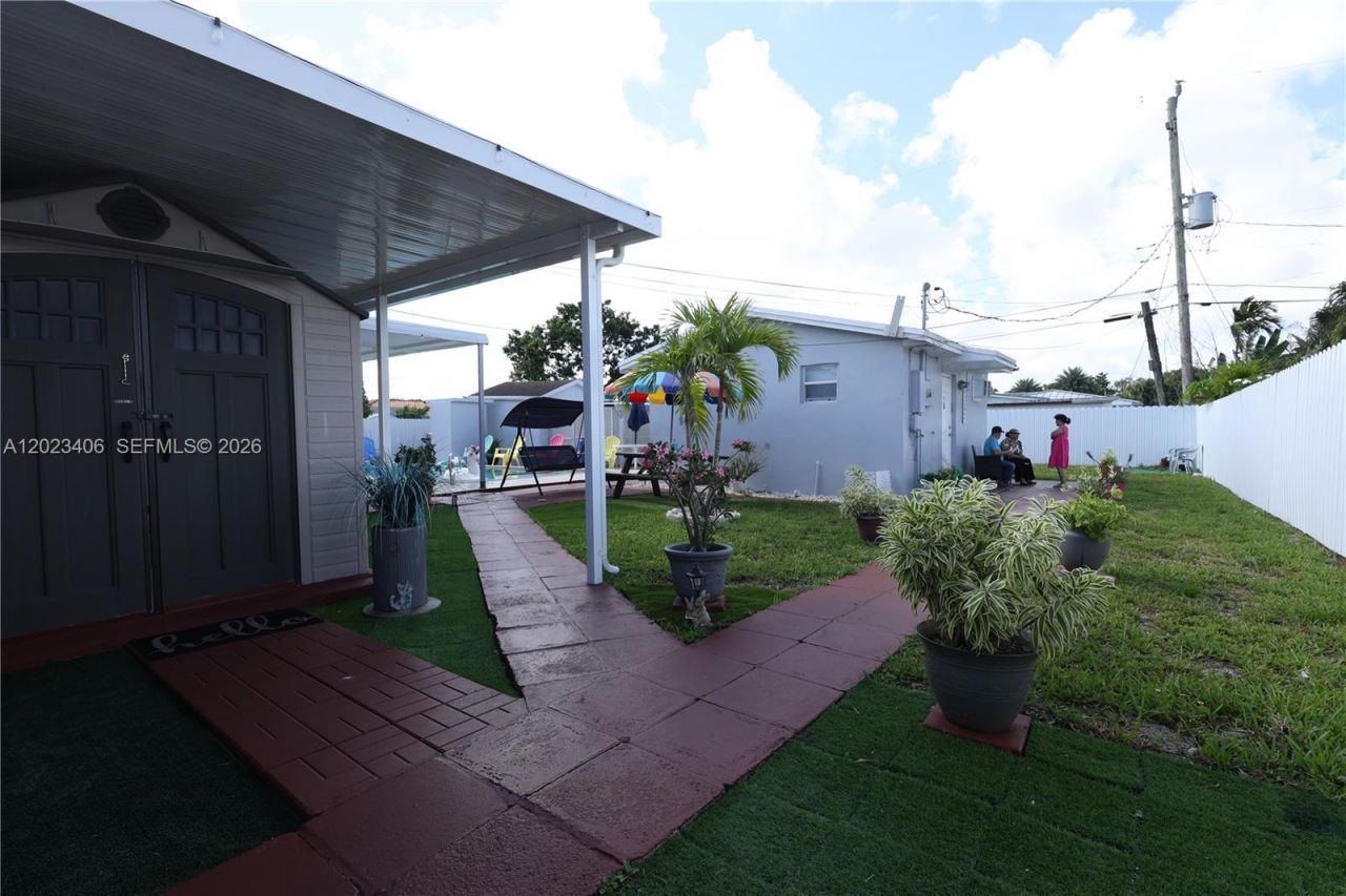 330 W 44th St, Hialeah, FL 33012 Photo
