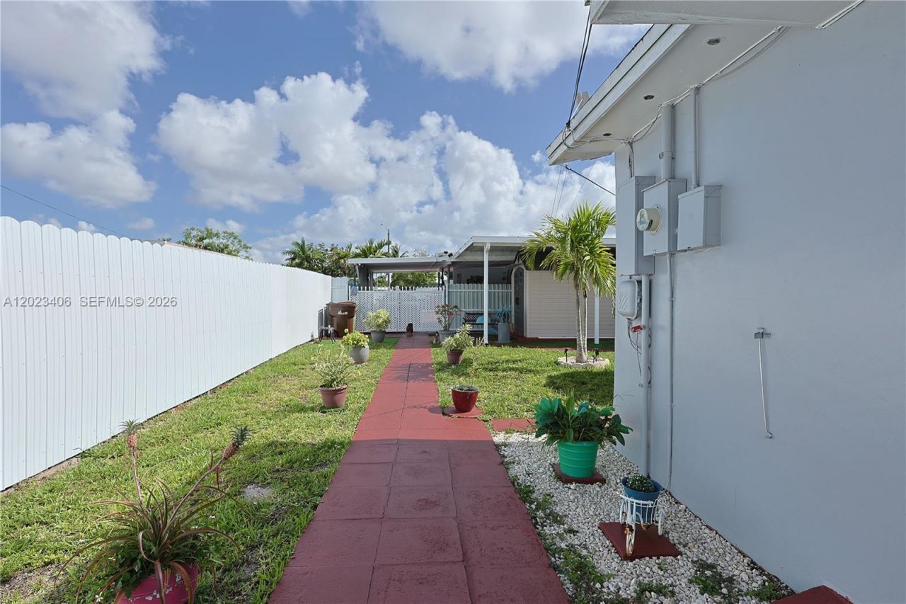 330 W 44th St, Hialeah, FL 33012 Photo