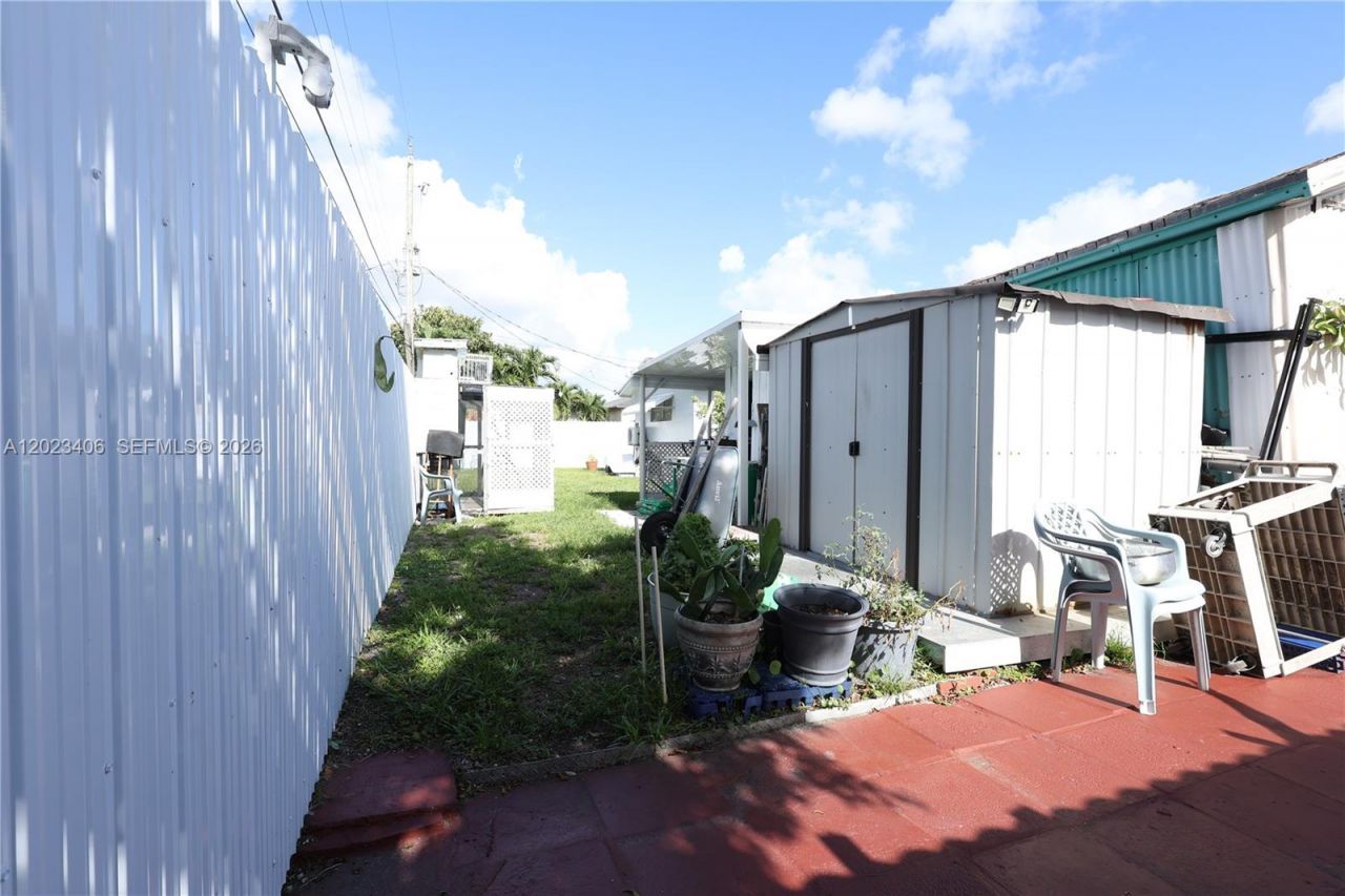 330 W 44th St, Hialeah, FL 33012 Photo