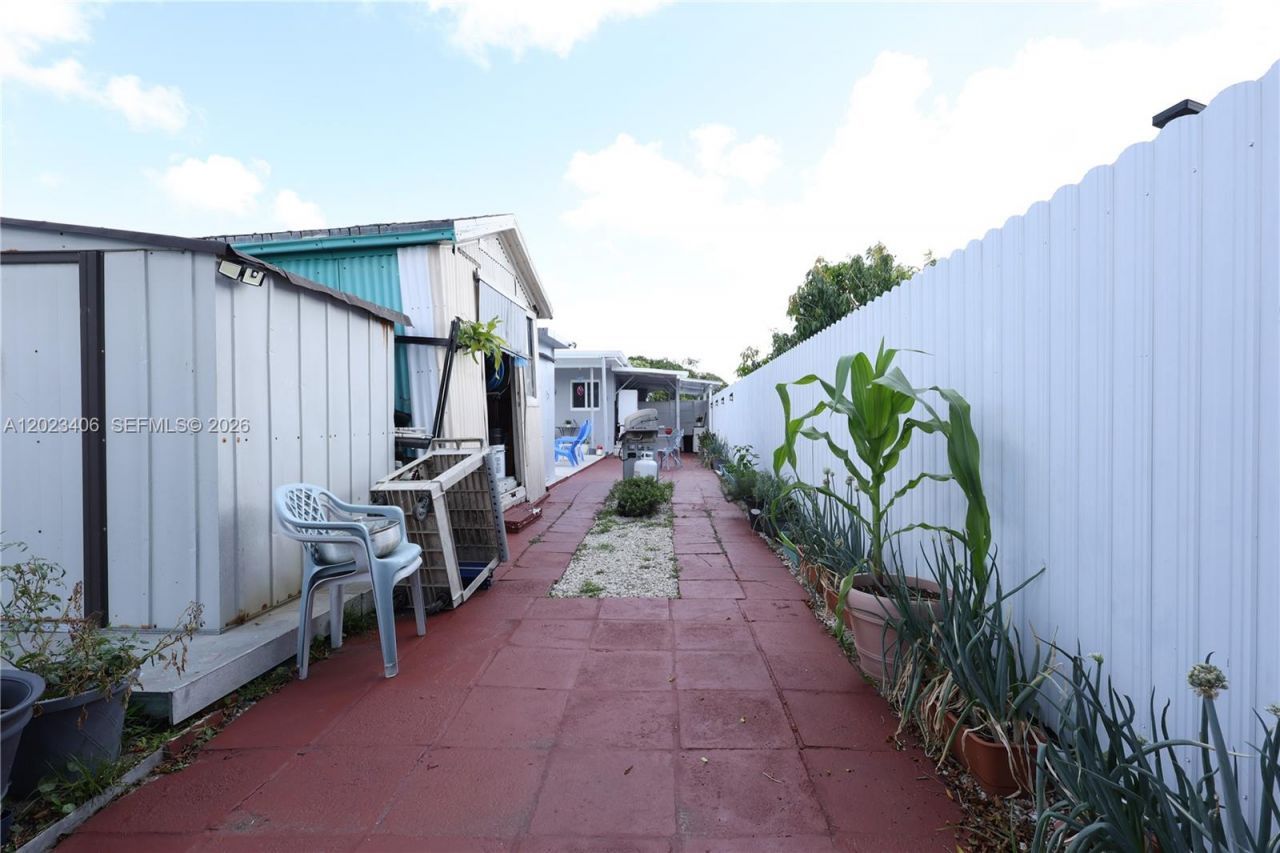 330 W 44th St, Hialeah, FL 33012 Photo