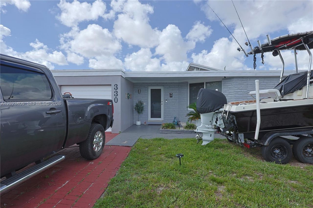 330 W 44th St, Hialeah, FL 33012 Photo