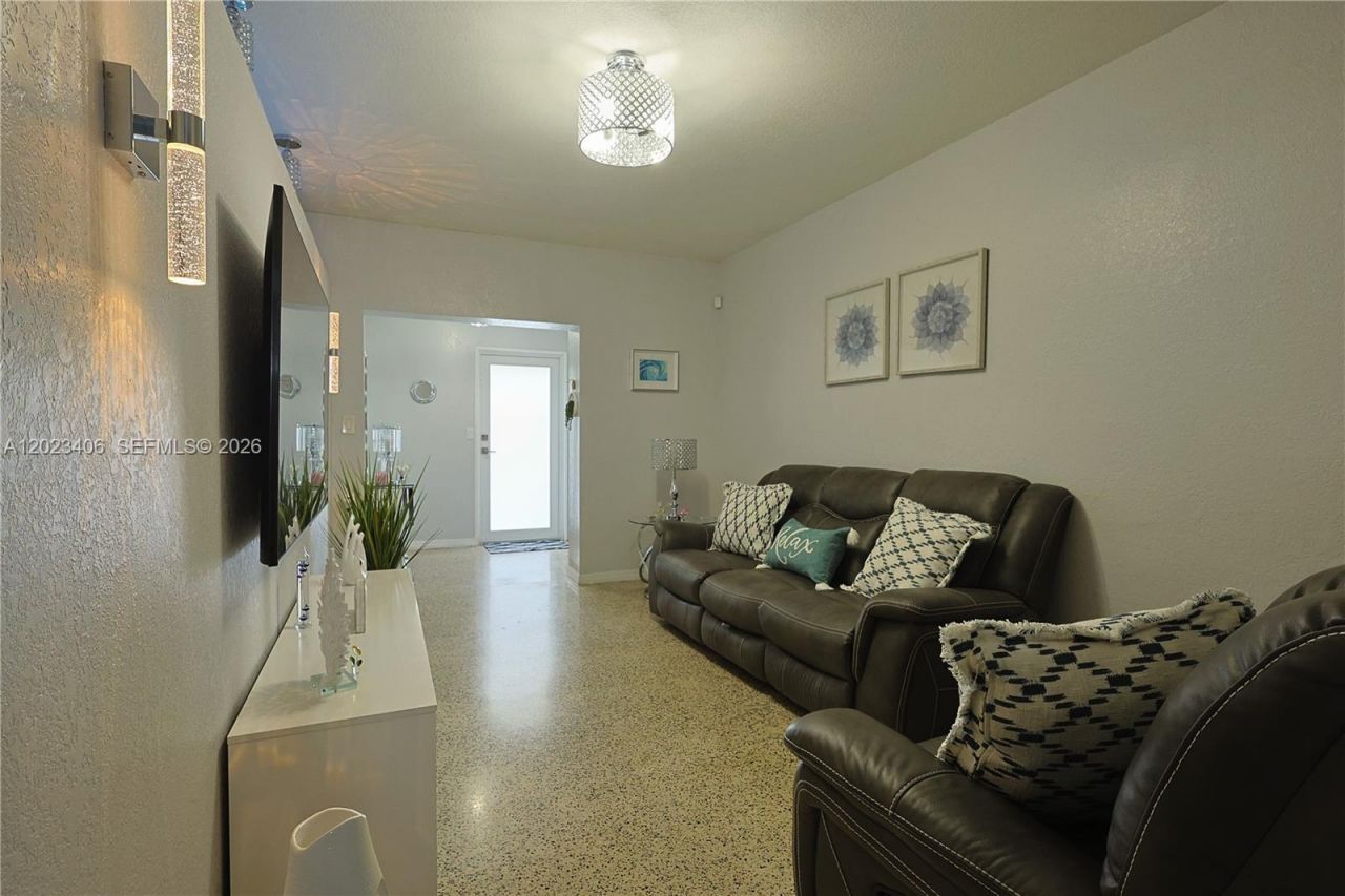 330 W 44th St, Hialeah, FL 33012 Photo