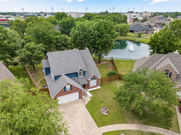 8802 N 136th East Avenue, Owasso, OK 74055