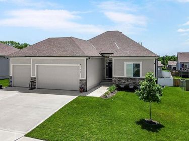 903 NW Crestwood Drive, Grain Valley, MO 64029