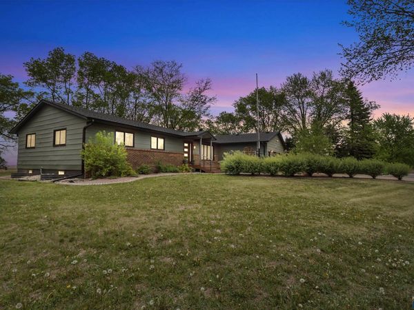 691 W willow St, Canistota, SD 57012
