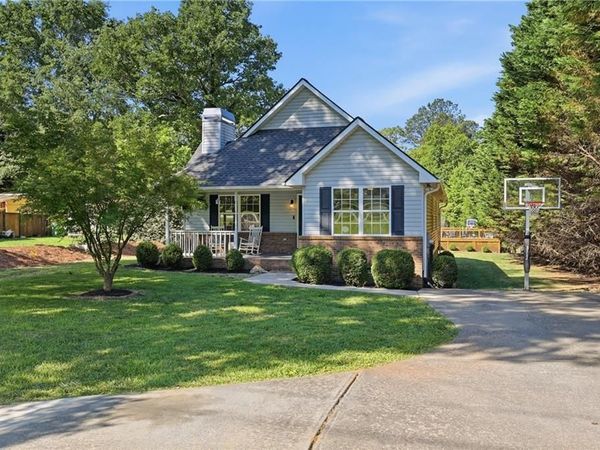 981 Hoyt Street , Cornelia, GA 30531