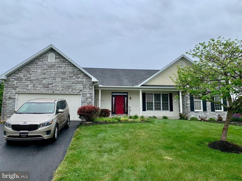 104 WALNUT DR W, BERNVILLE, PA 19506