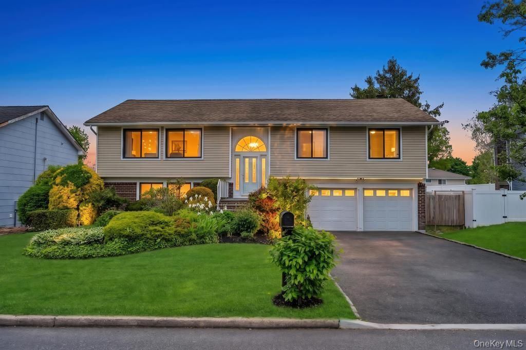 43 Hitching Post Lane , Glen Cove, NY 11542 Main Photo