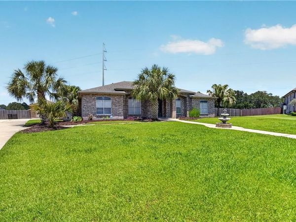 110 REGINA Drive , Belle Chasse, LA 70037