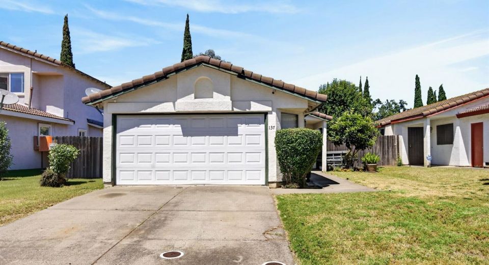 137 Majorca Cir, Sacramento, CA 95823 Photo