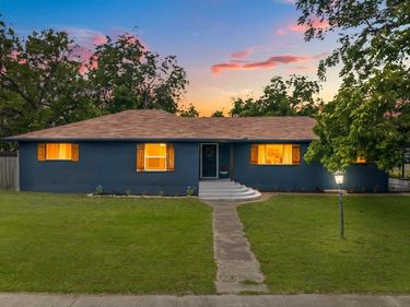 9338 5th Street , Crawford, TX 76638