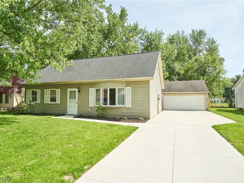 231 College Park Drive, Elyria, OH 44035 Photo 1
