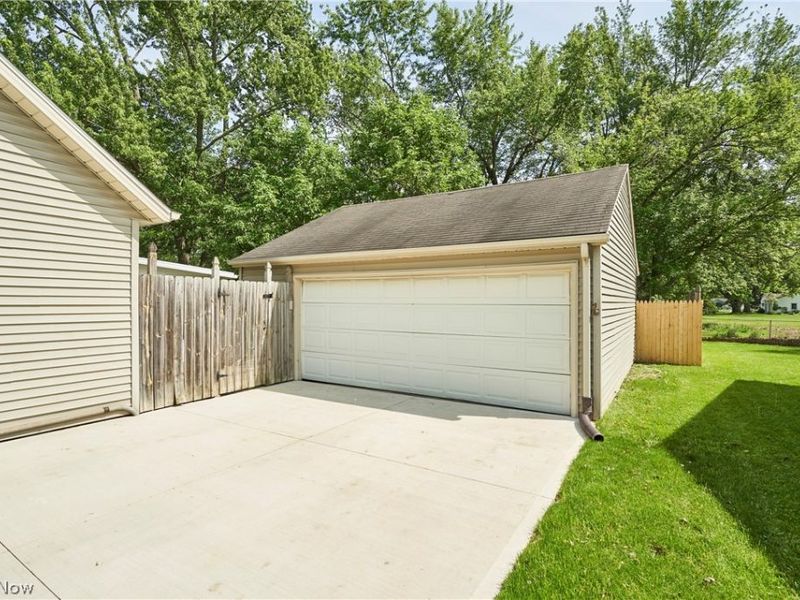 231 College Park Drive, Elyria, OH 44035 Photo 3