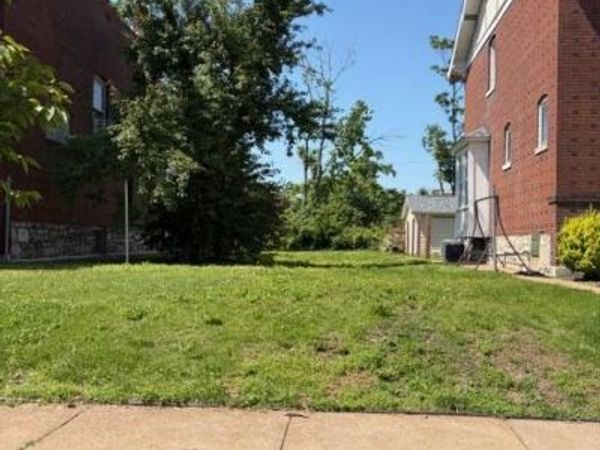 5766 Degiverville, St Louis, MO 63112