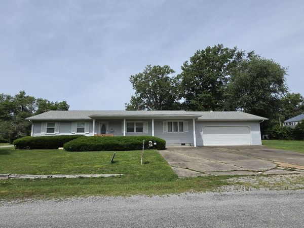 107 S 10th Street S, Benton, IL 62812