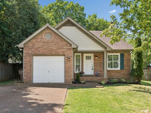 5204 Village Trce , Nashville, TN 37211