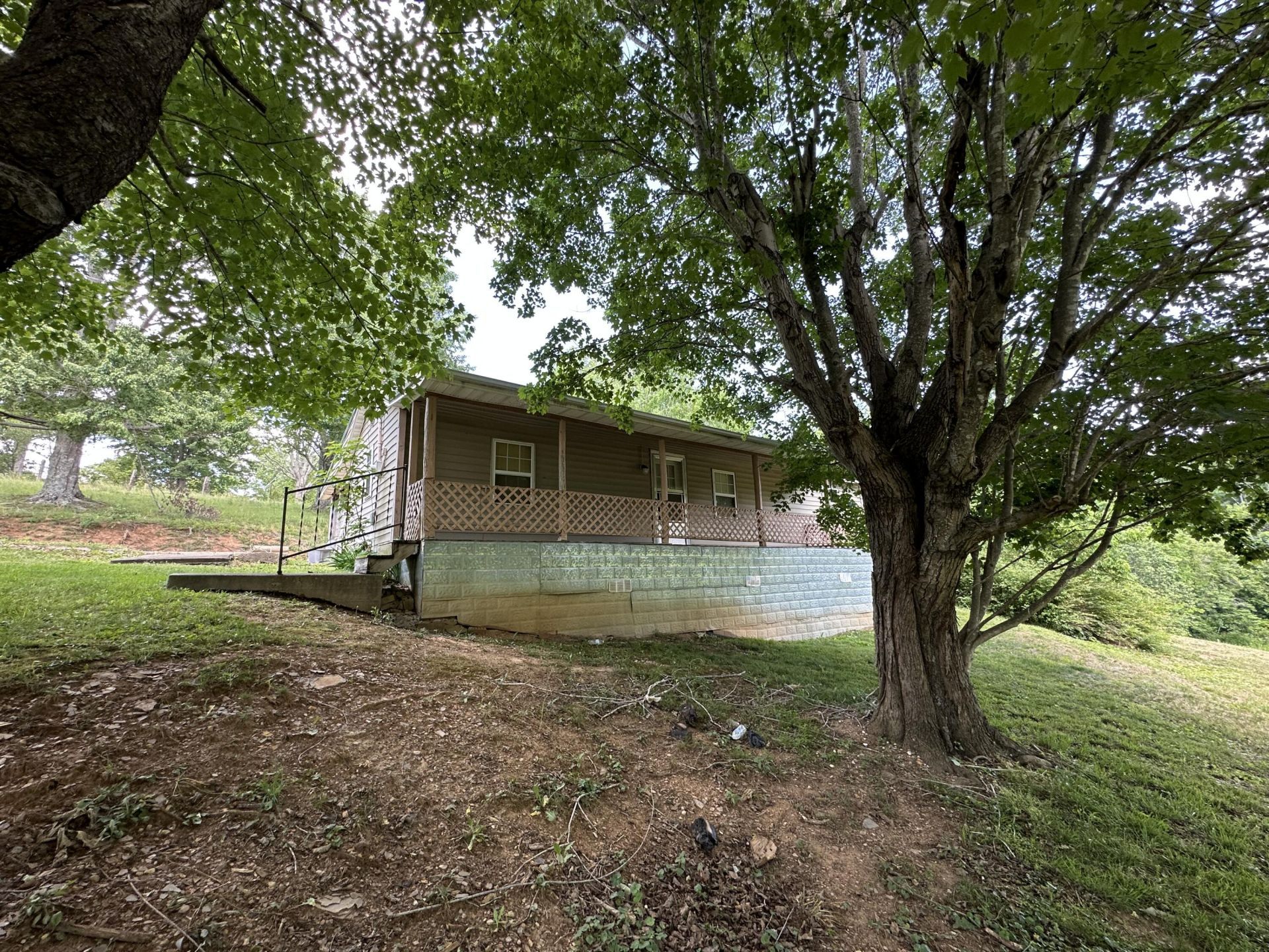 680 Round Mountain Road, Irvine, KY 40336