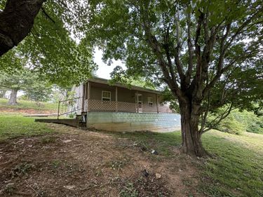 680 Round Mountain Road, Irvine, KY 40336