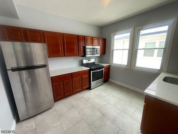 52 Smith St, Newark, NJ 07106