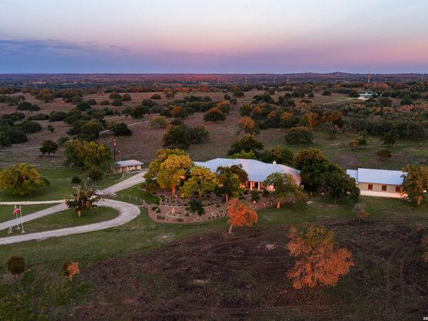 4205 N Fredericksburg Rd, Kerrville, TX 78028