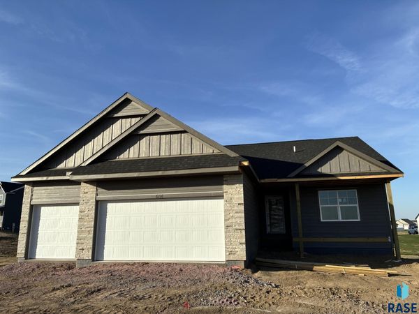 6216 W Goldberg Dr, Sioux Falls, SD 57107