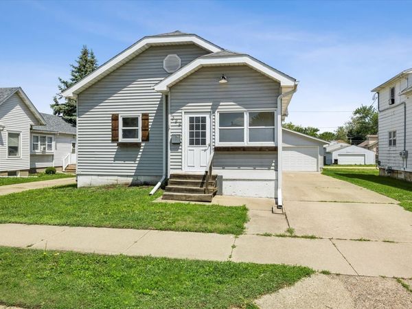322 6th Avenue N, Clinton, IA 52732