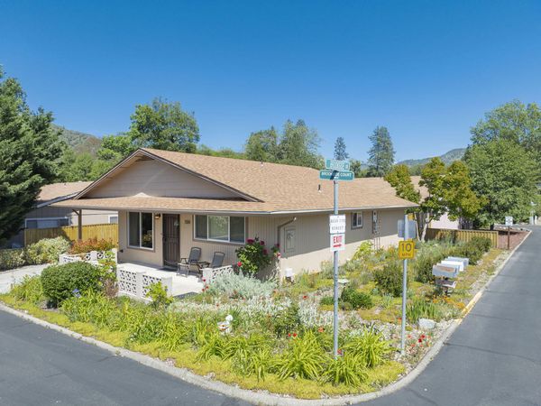 100 Brookside Court, Rogue River, OR 97537