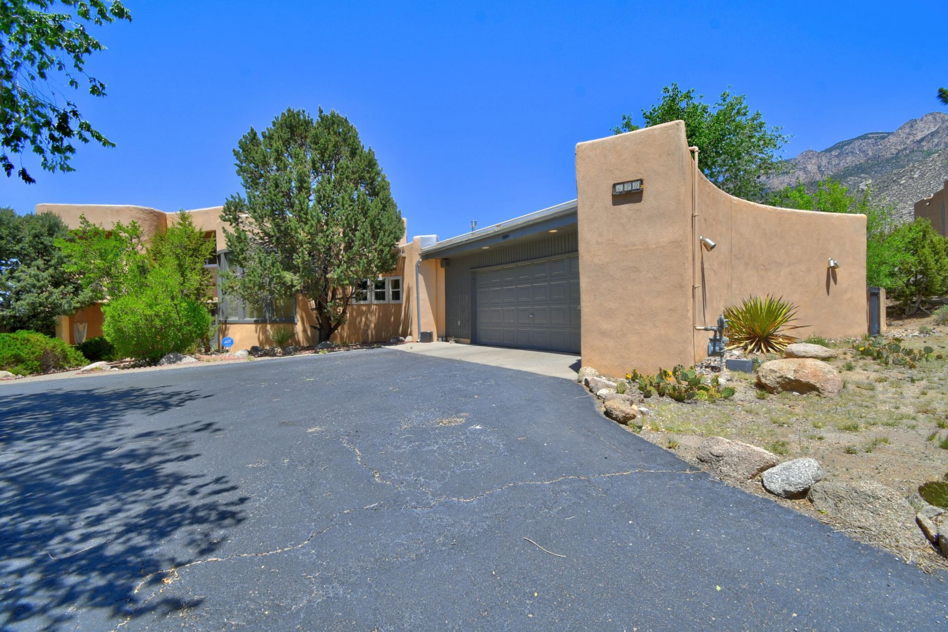620 Cedar Hill Road Ne, Albuquerque, NM 87122 Main Photo