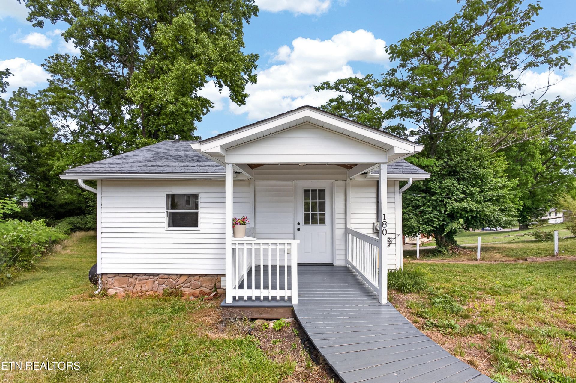 180 Johnson Rd, Oak Ridge, TN 37830 Main Photo
