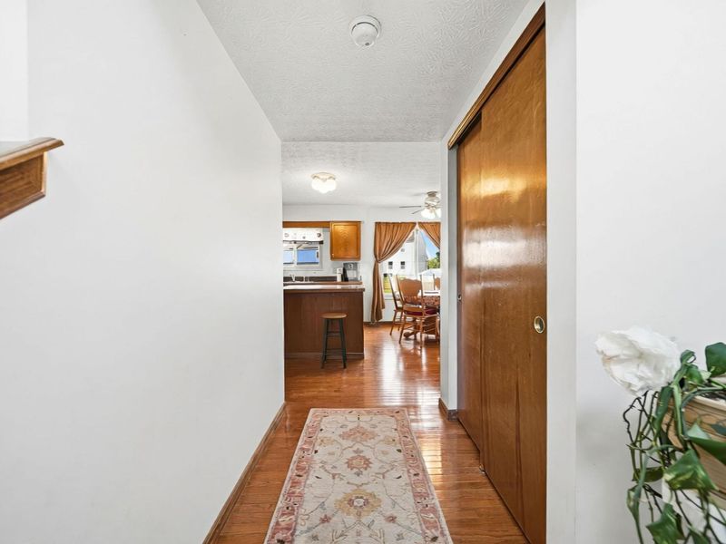 1063 Margate Circle E, London, OH 43140 Photo 11