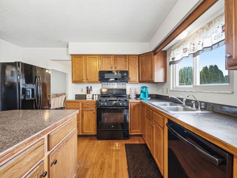 1063 Margate Circle E, London, OH 43140 Photo 18