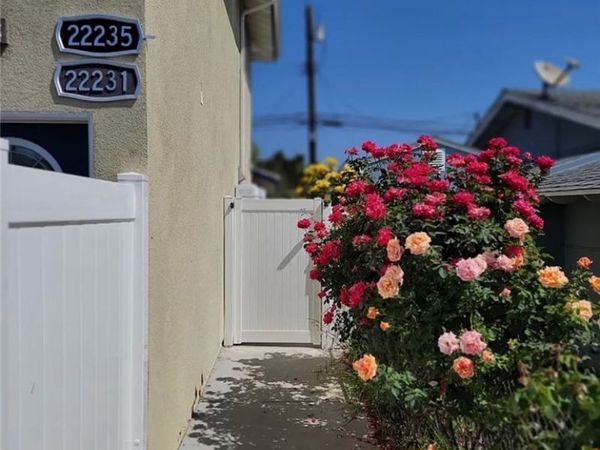 22233 Burton, Canoga Park, CA 91304
