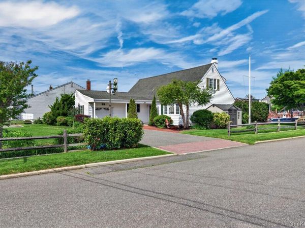 20 Bayview Lane, Amityville, NY 11701