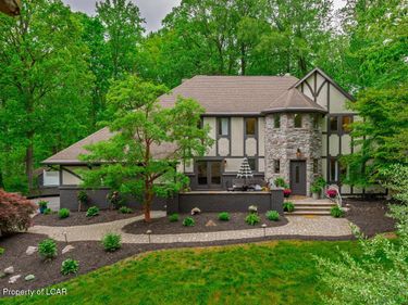 102 Longfellow Close , Moosic, PA 18507