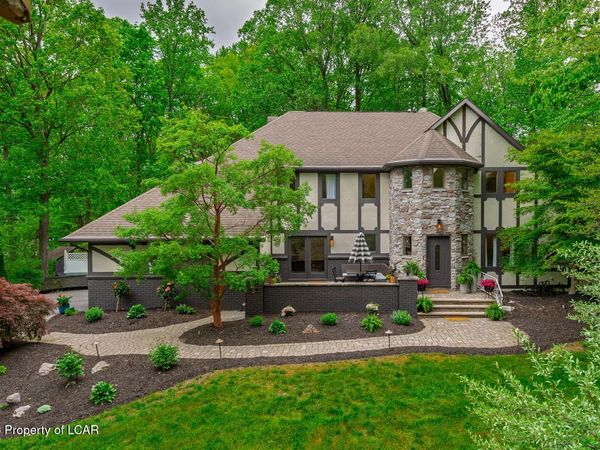 102 Longfellow Close , Moosic, PA 18507
