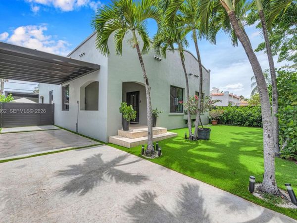 1852 SW 10th St , Miami, FL 33135