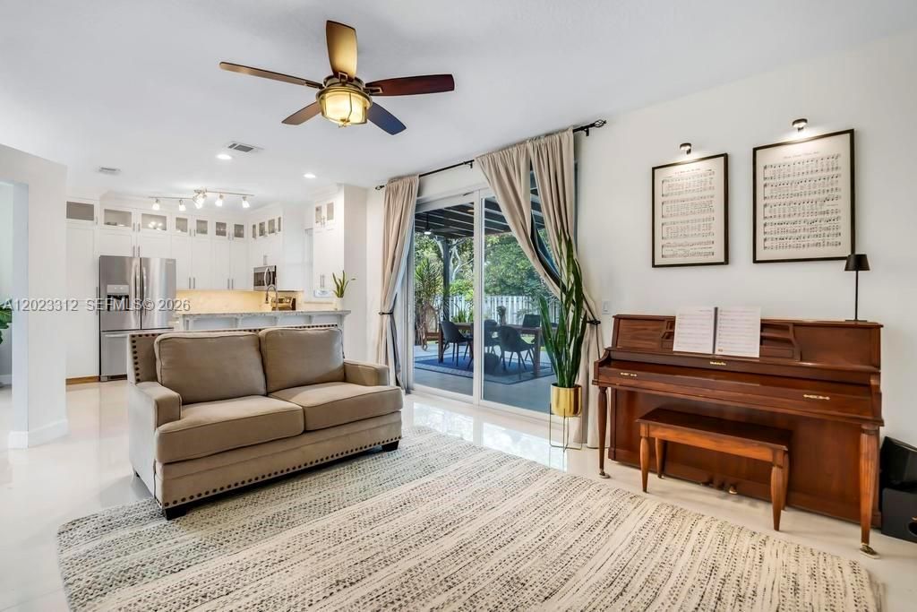 690 NW 159th Ln, Pembroke Pines, FL 33028 Photo