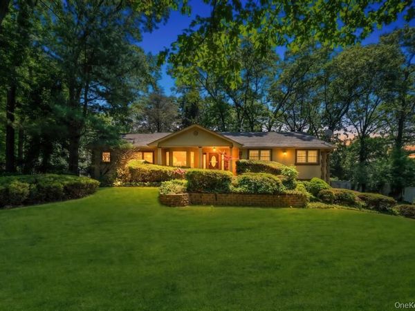 28 Penn Drive , Dix Hills, NY 11746