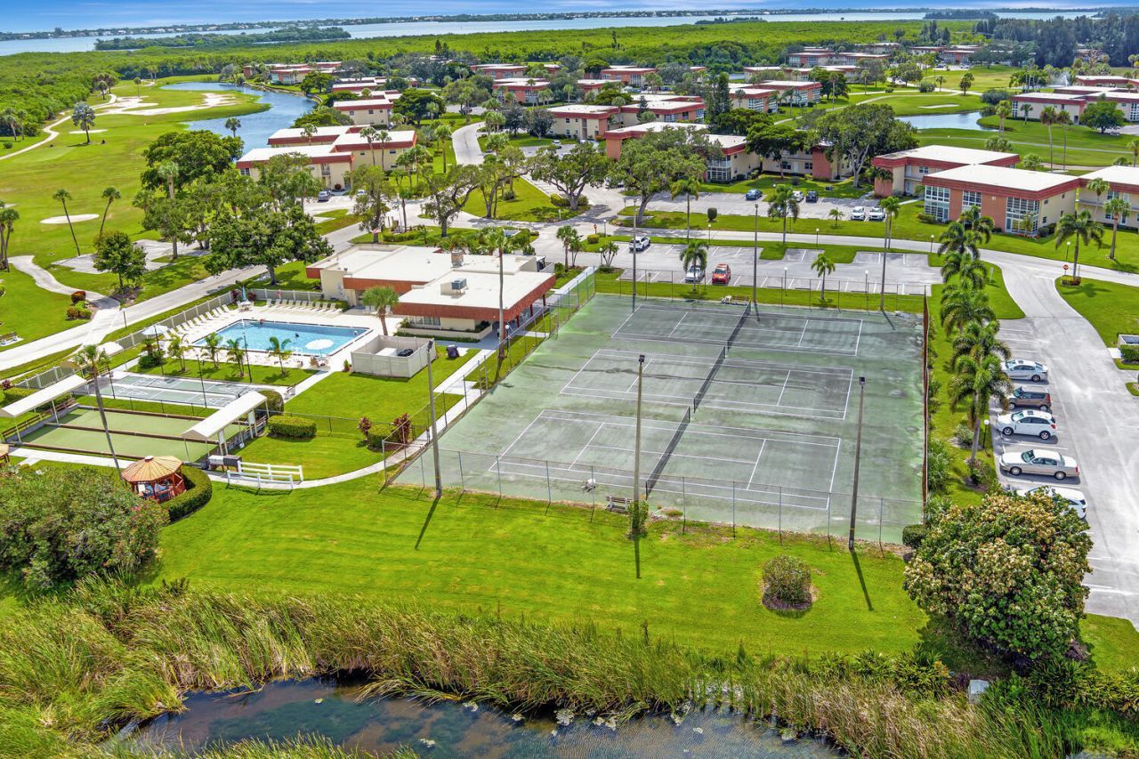 98 Spring Lake Drive, Vero Beach, FL 32962 Photo