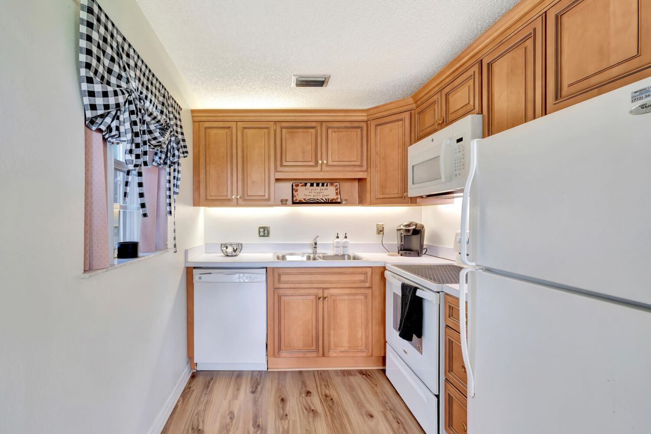 98 Spring Lake Drive, Vero Beach, FL 32962 Photo