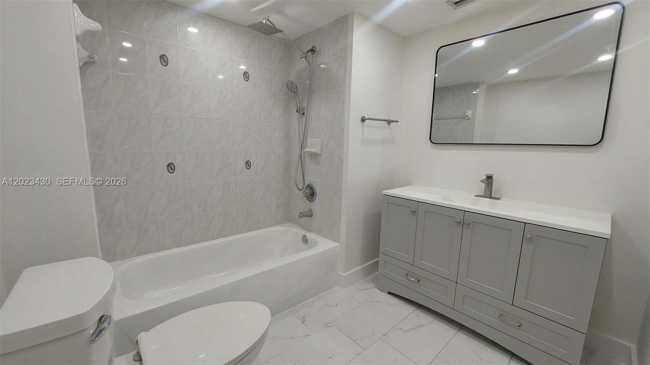 2642 Collins Ave , Unit 408, Miami Beach, FL 33140 Photo