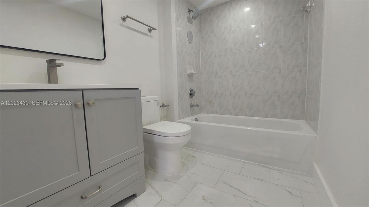 2642 Collins Ave , Unit 408, Miami Beach, FL 33140 Photo