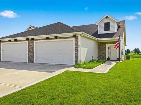 703 Ridge Drive, Smithville, MO 64089