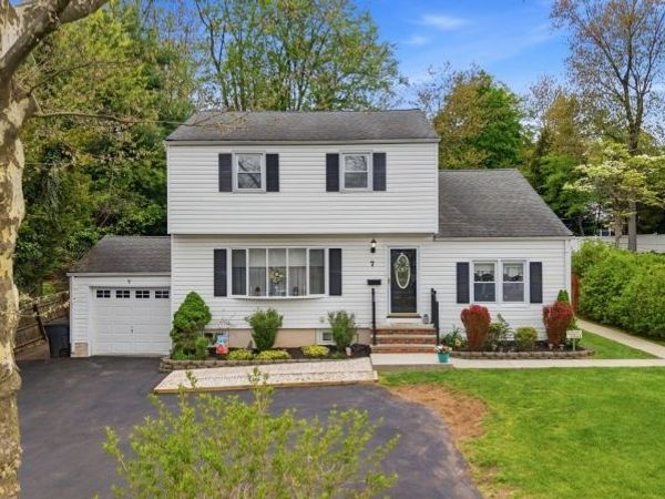 7 Spier Dr, Livingston, NJ 07039