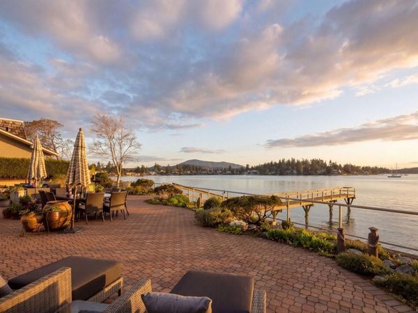 2450 Whidby Lane , Sidney, BC V8L 2K3